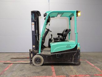 Chariot élévateur frontal 3 roues Yale ERP16VTLWB