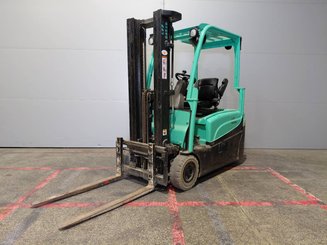 Chariot élévateur frontal 3 roues Yale ERP16VTLWB