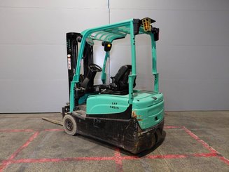 Chariot élévateur frontal 3 roues Yale ERP16VTLWB