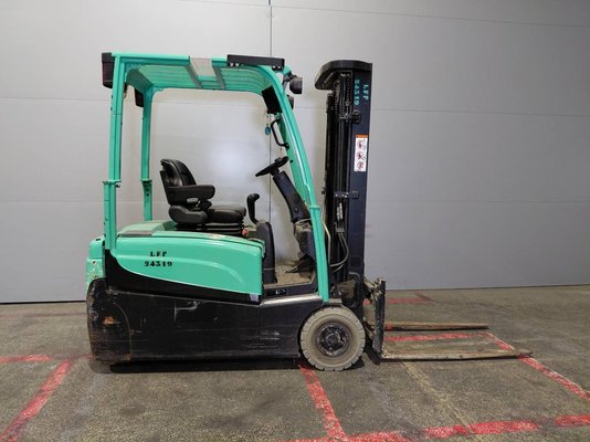 Chariot élévateur frontal 3 roues Yale ERP16VTLWB