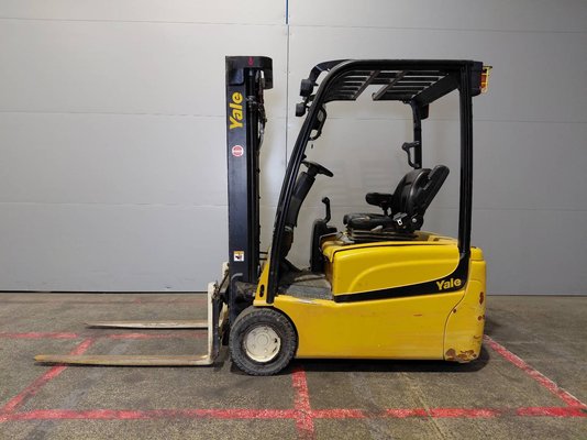 Chariot élévateur frontal 3 roues Yale ERP18VT