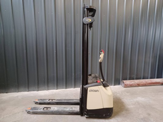 Gerbeur accompagnant Crown WF3000-1.0FT