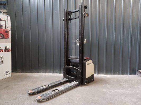 Gerbeur accompagnant Crown WF3000-1.0FT