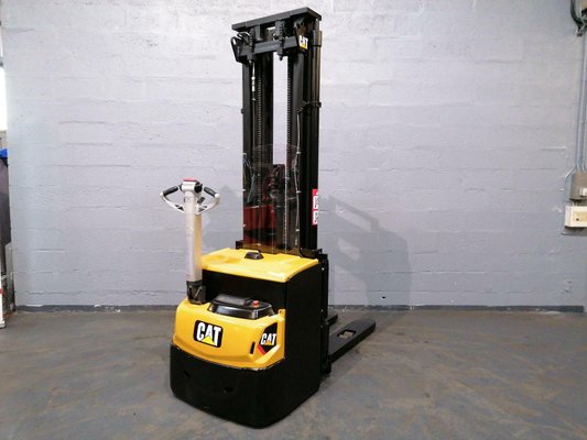 Gerbeur accompagnant Caterpillar NSP16N