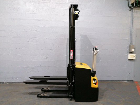 Gerbeur accompagnant Caterpillar NSP16N