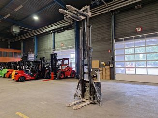 Gerbeur accompagnant Caterpillar NSP16N2