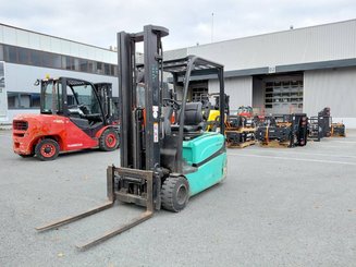 Chariot élévateur frontal 3 roues Yale ERP16VTLWB