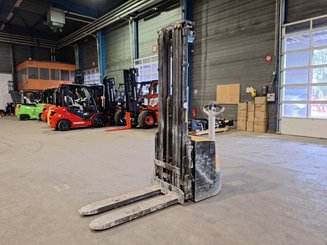Gerbeur accompagnant Caterpillar NSP16N2