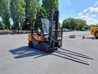 Chariot élévateur frontal 4 roues Doosan D30GP