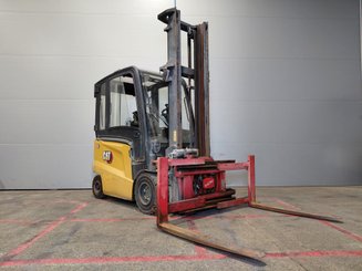 Chariot élévateur frontal 4 roues Caterpillar EP30CN