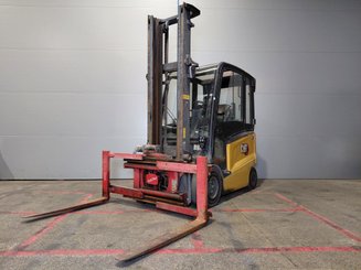 Chariot élévateur frontal 4 roues Caterpillar EP30CN