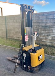 Gerbeur accompagnant Caterpillar NSP16N
