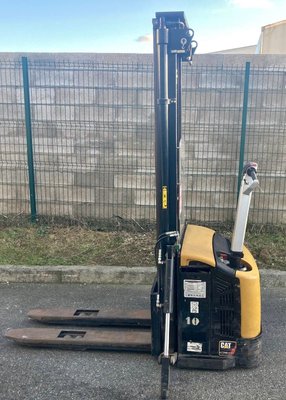 Gerbeur accompagnant Caterpillar NSP16N