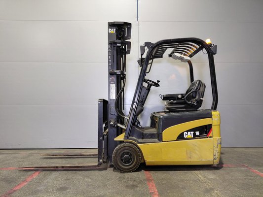 Chariot élévateur frontal 3 roues Caterpillar EP16NT