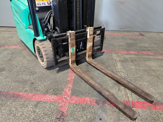 Chariot élévateur frontal 3 roues Yale ERP15VTSWB
