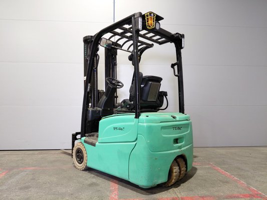 Chariot élévateur frontal 3 roues Yale ERP15VTSWB