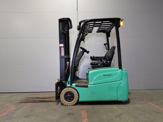 Chariot élévateur frontal 3 roues Yale ERP15VTSWB