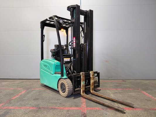 Chariot élévateur frontal 3 roues Yale ERP15VTSWB