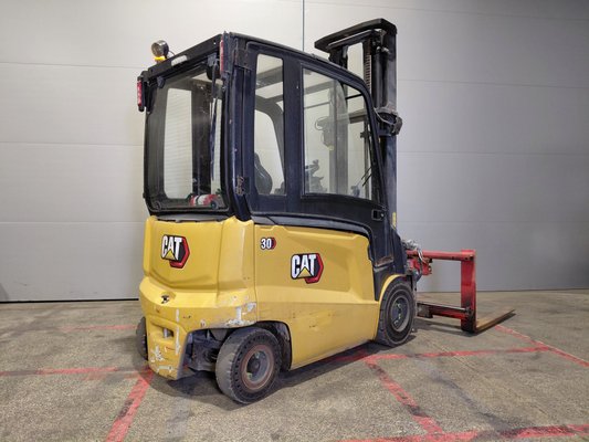 Chariot élévateur frontal 4 roues Caterpillar EP30CN