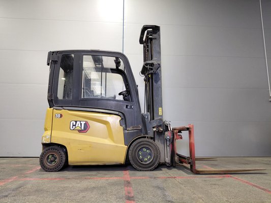 Chariot élévateur frontal 4 roues Caterpillar EP30CN