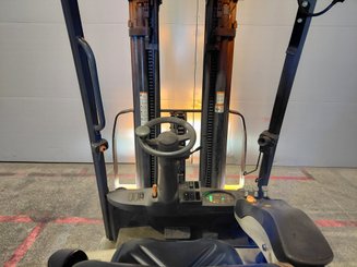 Chariot élévateur frontal 4 roues Crown SCF6040-18