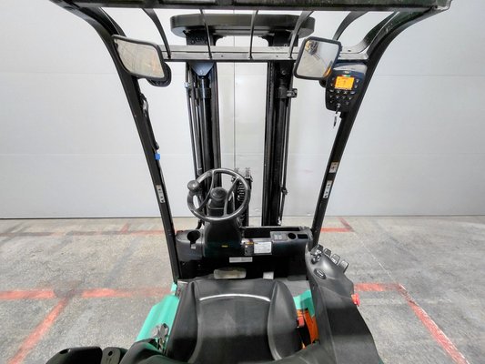 Chariot élévateur frontal 3 roues Yale ERP15VTSWB