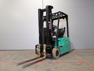 Chariot élévateur frontal 3 roues Yale ERP15VTSWB
