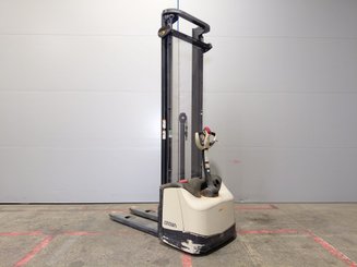 Gerbeur accompagnant Crown WF3000 1.2
