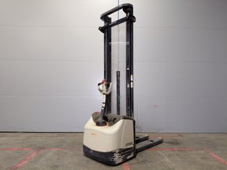 Gerbeur accompagnant Crown WF3000 1.2