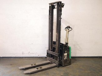 Gerbeur accompagnant Mitsubishi SBP12N