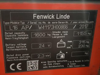 Gerbeur accompagnant Fenwick L16AP