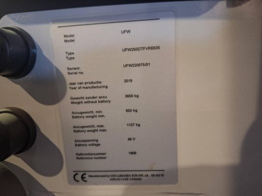 Chariot à mât rétractable multidirectionnel UniCarriers 250DTFVRE635UFW