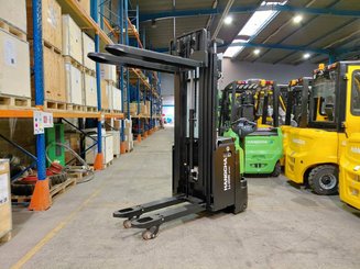 Gerbeur accompagnant Hangcha CDD12-XT1-SiL