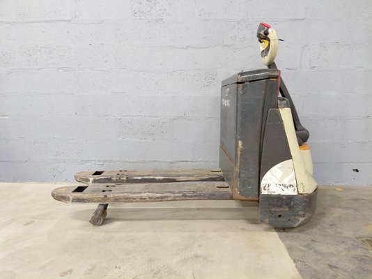 Transpalette accompagnant Crown WP3020-2.0