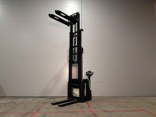 Gerbeur accompagnant Hangcha CDD16-XT1-SIL