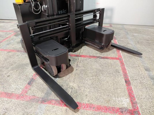 Chariot à mât rétractable multidirectionnel Caterpillar NRM20K