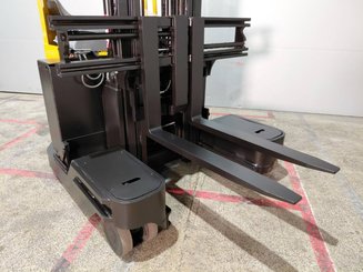 Chariot à mât rétractable multidirectionnel Caterpillar NRM20K