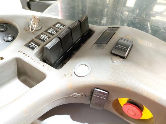 Chariot à mât rétractable multidirectionnel Caterpillar NRM20K