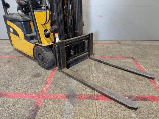 Chariot élévateur frontal 3 roues Caterpillar EP18NT