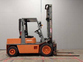 Chariot élévateur frontal 4 roues Nissan EGH02A30U