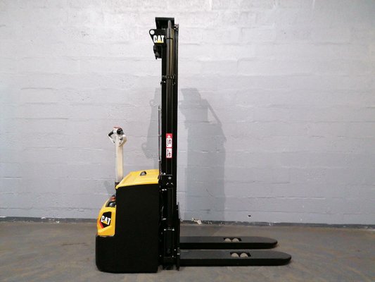 Gerbeur accompagnant Caterpillar NSP16N