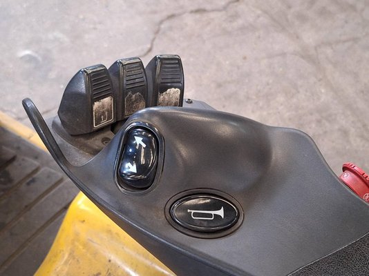 Chariot élévateur électrique Yale ERP16VF LWB