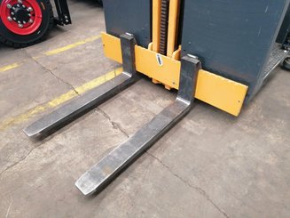 Préparateur de commandes à nacelle élevable Jungheinrich EKS312