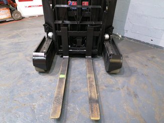 Chariot à mât rétractable Caterpillar NR16N