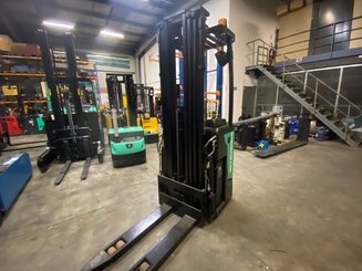 Gerbeur porté debout Caterpillar NSR16N