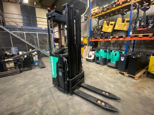 Gerbeur porté debout Caterpillar NSR16N