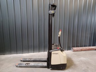 Gerbeur accompagnant Crown WF3000-1.0FT