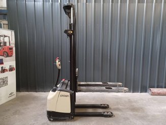 Gerbeur accompagnant Crown WF3000-1.0FT