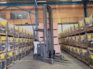 Chariot à mât rétractable UniCarriers UHD-200-DTFVXF-955