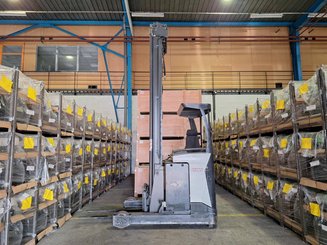 Chariot à mât rétractable UniCarriers UHD-200-DTFVXF-955
